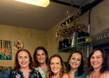 Regina Silva, Ivete Mansur, a aniversariante Carla Machado, Lúcia Silva e Simone Guimarães -  (crédito: Arquivo Pessoal)