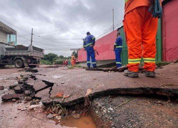 Crateras abertas na Avenida Agenor Nonato de Souza, umas das vias mais atingidas pelo temporal no Barreiro -  (crédito: Edésio Ferreira/EM/D.A.Press)
