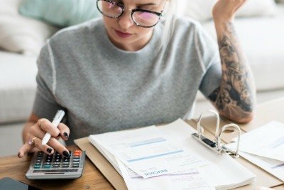 Com a aproxima&ccedil;&atilde;o do prazo, a organiza&ccedil;&atilde;o de documentos para a declara&ccedil;&atilde;o do Imposto de Renda &eacute; crucial para conseguir dedu&ccedil;&otilde;es. -  (crédito: Rawpixel via Freepik)