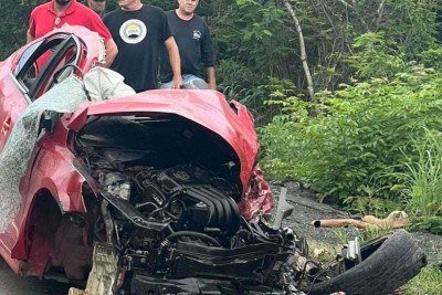 Carro que era dirigido por ex-prefeito ficou totalmente destruído -  (crédito: redes sociais/divulgação)