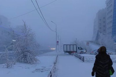 <p>As cidades de Oymyakon e Yakutsk (foto), na Rússia, são as mais geladas (com habitantes) do planeta. Em maio de 2024, em plena primavera, por exemplo, a mínima chegou a oito graus negativos. Então, quando chega o inverno, em dezembro, a coisa fica feia. As temperaturas vão a 50 graus negativos.</p>
 -  (crédito:  Reprodução de vídeo YouTube Yakutsk Life )