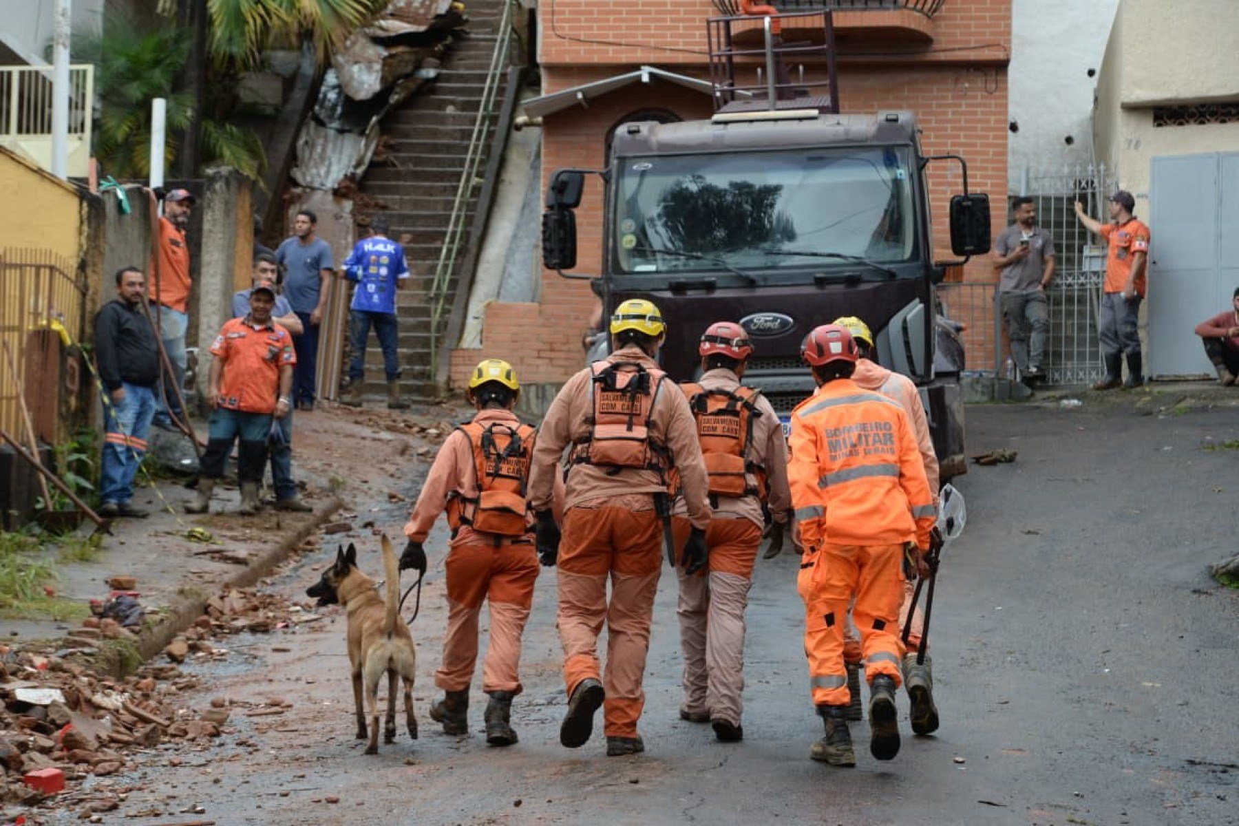 Quarto dia de busca por desaparecidos conta com ajuda de colaboradores, bombeiros, cães e militares do Exército