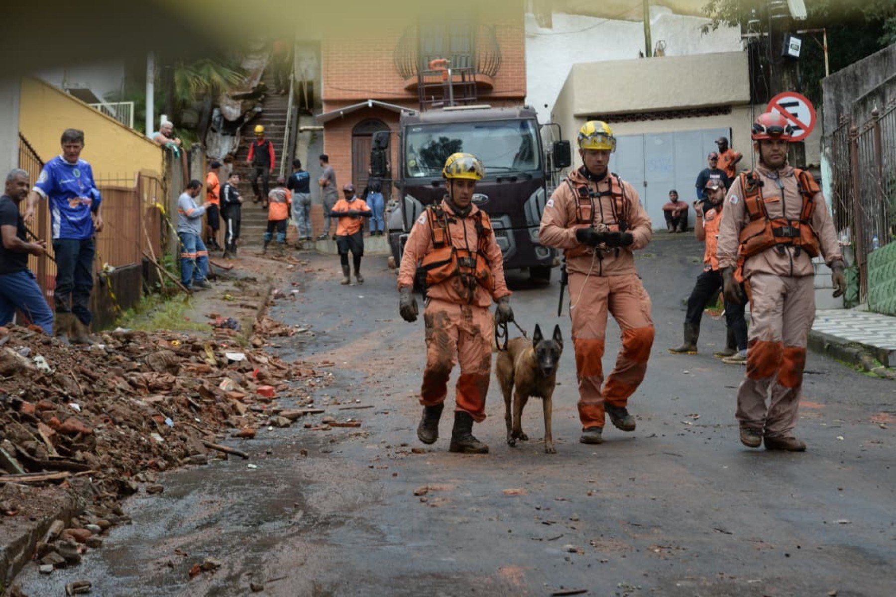 Quarto dia de busca por desaparecidos conta com ajuda de colaboradores, bombeiros, cães e militares do Exército