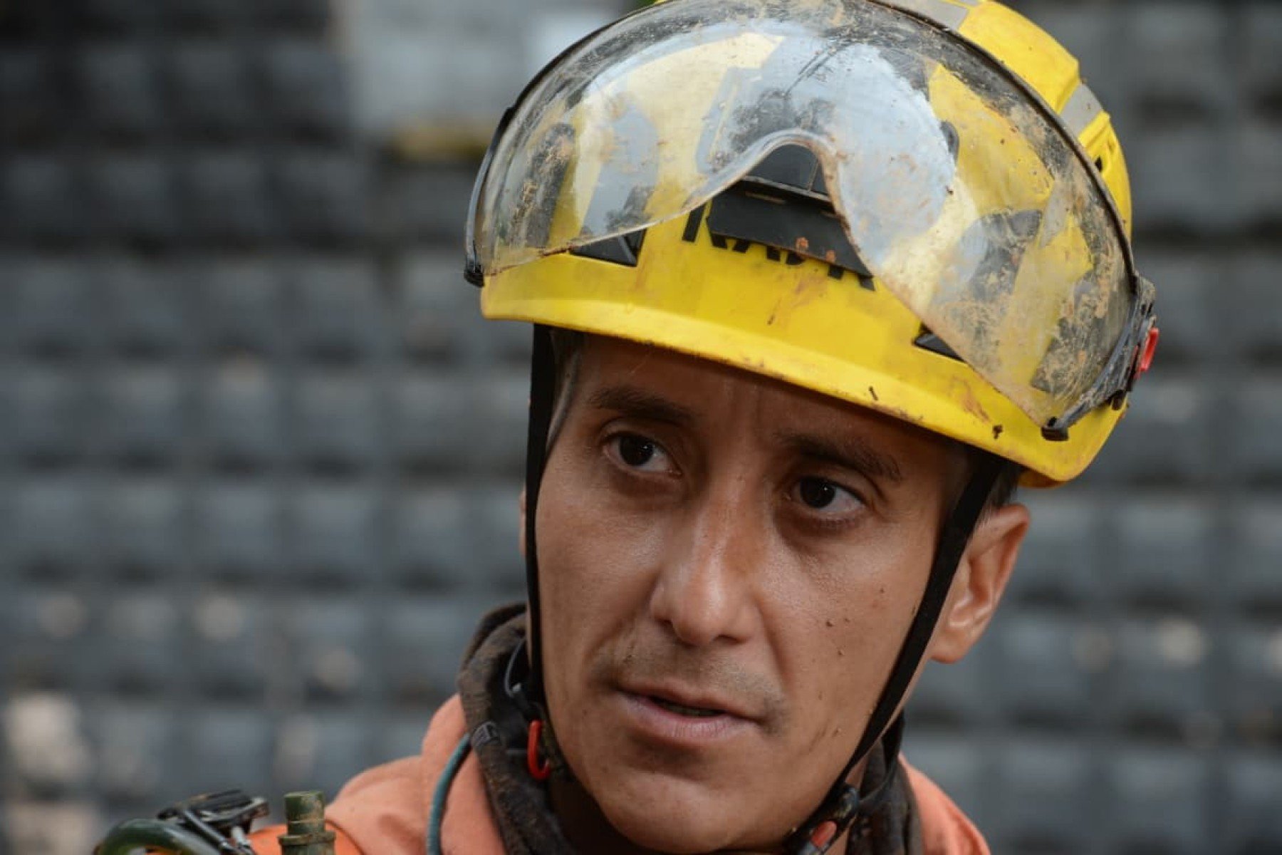 Condutor de cães, cabo Cristiano Couto, do Corpo de Bombeiros Militar de Uberaba (MG)