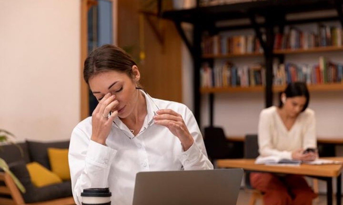 <p>Segundo a Forbes, os dados da consultoria Gallup mostram que<br />
25% dos trabalhadores brasileiros afirmaram sentir tristeza todos os dias, deixando o país atrás apenas de Bolívia (32%), El Salvador (26%) e Jamaica (26%).</p>
 -  (crédito: Imagem Freepik)