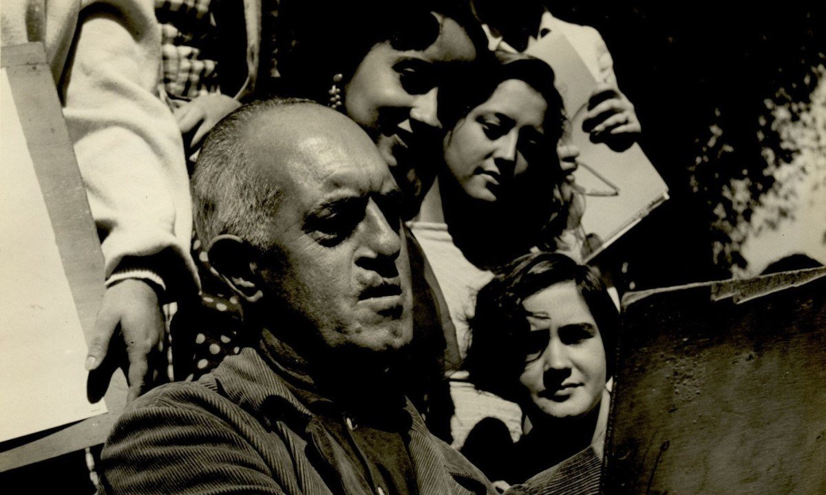 Guignard pinta, observado por alunas, no Parque Municipal Am&eacute;rico Renn&eacute; Giannetti, em Belo Horizonte, em 1956