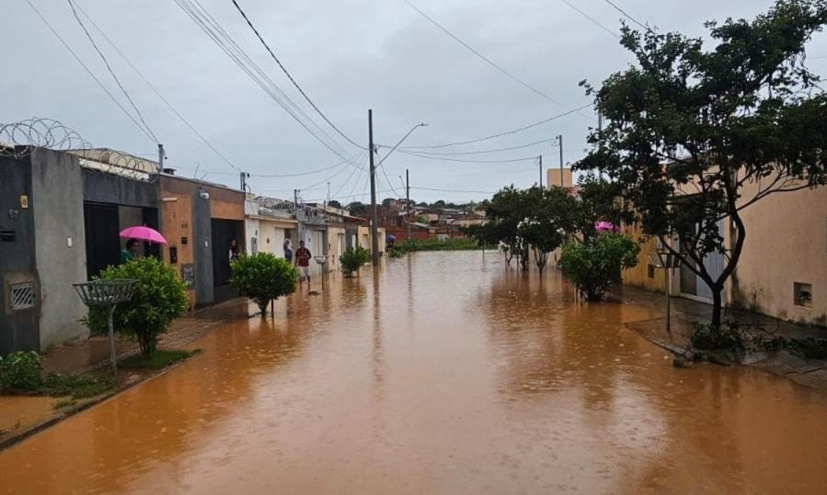 Chuvas provocaram inunda&ccedil;&otilde;es em diversos bairros de Montes Claros, entre os quais o Novo Delfino.