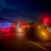 Carreta cai em valeta e interdita BR-381 neste sábado (28/2) - Wellington Barbosa/EM/DA Press