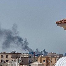 Brasileiros nos Emirados relatam janelas tremendo após ataques do Irã e filas em postos e mercados - AFP