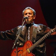 Zé Ramalho, 76 anos: a jornada do artista que uniu o Nordeste ao mundo - Silvio Tanaka /Wikimedia Commons