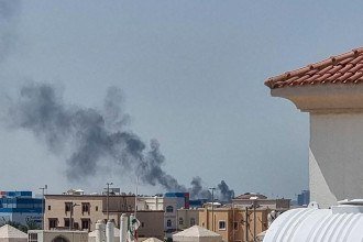 Uma coluna de fumaça se eleva sobre Abu Dhabi, proveniente do local de um ataque de míssil iraniano -  (crédito: AFP)