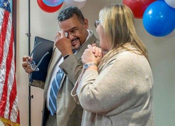 O mineiro Eddie Anjos se emociona na reuni&atilde;o que marcou sua aposentadoria, nos Estados Unidos -  (crédito: Fotos: Arquivo pessoal)