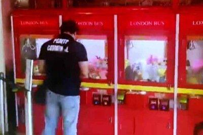 <p>Uma das atividades que costumam ser investigadas pela Delegacia de Repressão aos Crimes Contra a Propriedade Imaterial é a instalação de máquinas de bichos de pelúcia.</p>
 -  (crédito: Reprodução de vídeo TV Globo)