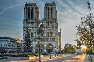 <p>O Canadá abriga uma mistura de arquitetura histórica e moderna, refletindo sua colonização europeia e seu crescimento como nação. Suas construções incluem castelos, edifícios governamentais e arranha-céus inovadores</p>
 -  (crédito:  Imagem de Leif Linding por Pixabay)