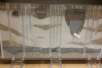 <p>Os aquíferos são grandes reservatórios subterrâneos formados pela infiltração de água da chuva em rochas e solos porosos, acumulando-se ao longo de décadas ou séculos. Eles representam uma das principais fontes de água doce disponíveis no planeta.</p>
 -  (crédito: Asknapp/Wikimedia Commons)