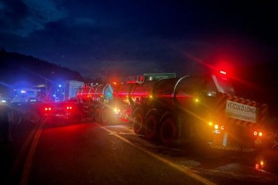 Três caminhões tentam retirar carreta que ficou presa em uma vala na BR-381 neste sábado (28/2) -  (crédito: Wellington Barbosa/EM/DA Press)