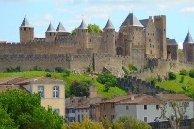 <p>A Cité de Carcassonne é uma cidade medieval fortificada localizada no sul da França, na região de Occitânia. Suas muralhas imensas e torres pontiagudas são um ícone visual.</p>
 -  (crédito: Imagem de mike1550 por Pixabay)
