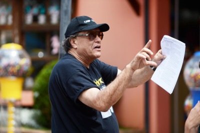  De camiseta, boné e óculos escuros, com folha de papel na mão, Dennis Carvalho dirige cena de novela  -  (crédito: Paulo Cardeal/Divulgação    Caption )