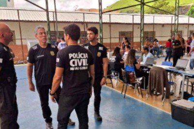 Emissão de novos documentos é feita na Escola Municipal Vereador Raymundo Hargreaves, em JF, que está funcionando como abrigo -  (crédito: Divulgação/Polícia Civil)