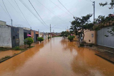 Bairro Novo Delfino, em Montes Claros, foi um dos atingidos pelos alagamentos -  (crédito: Divulgação/Corpo de Bombeiros)