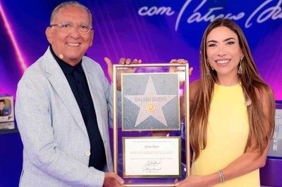 Galvão Bueno recebe quadro de Patrícia Abravanel, que traz estrela com o nome dele e carta de boas-vindas do SBT -  (crédito: Gabriel Cardoso/divulgação )