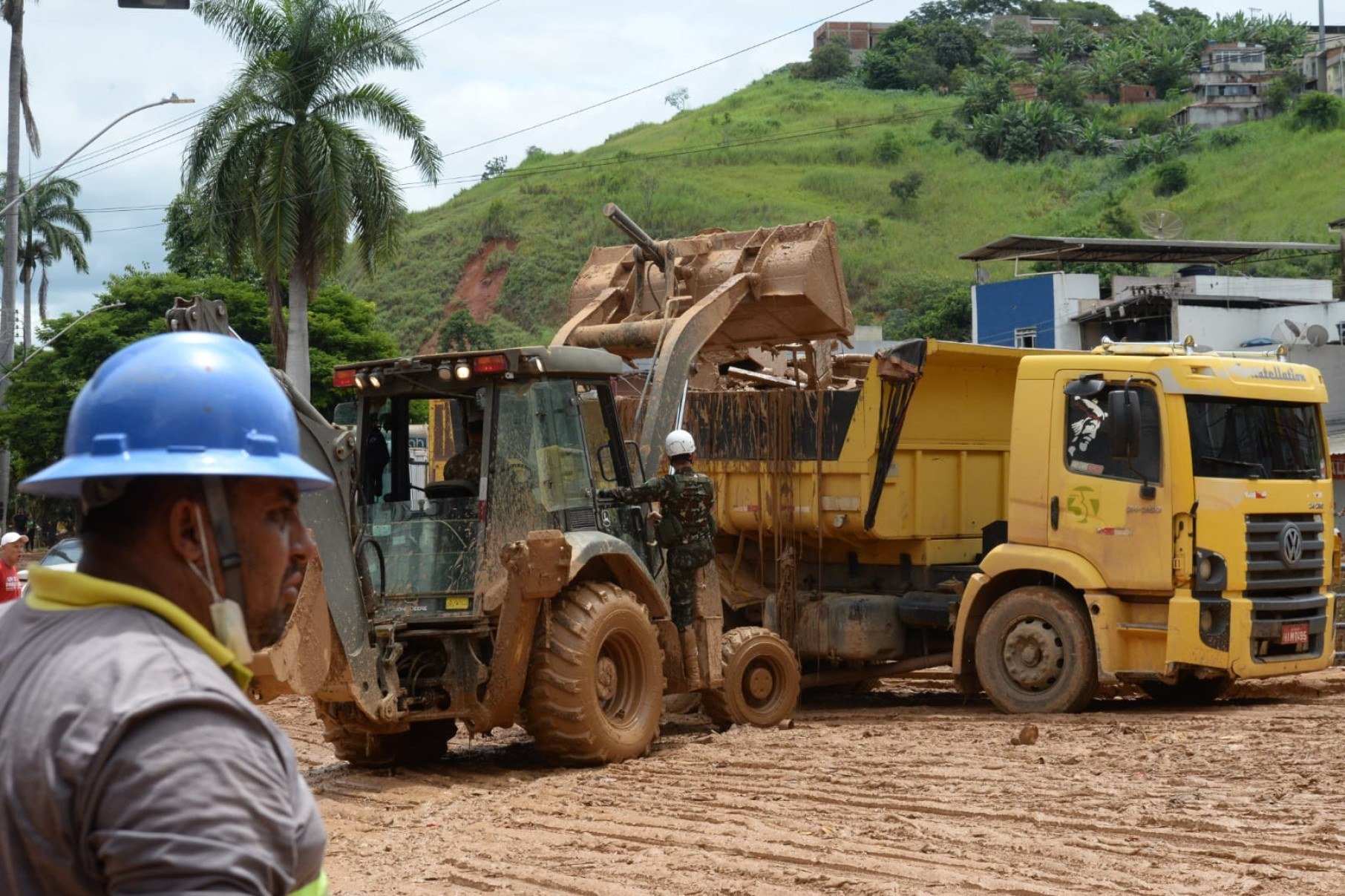 As fortes chuvas que atingiram a cidade na segunda-feira (23/2) ainda causam transtornos para os moradores da cidade, com ruas destruídas e muita lama 