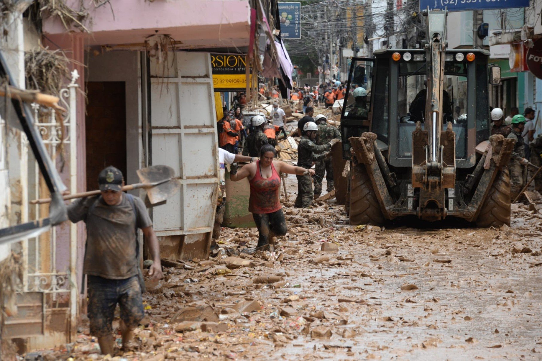 As fortes chuvas que atingiram a cidade na segunda-feira (23/2) ainda causam transtornos para os moradores da cidade, com ruas destruídas e muita lama 