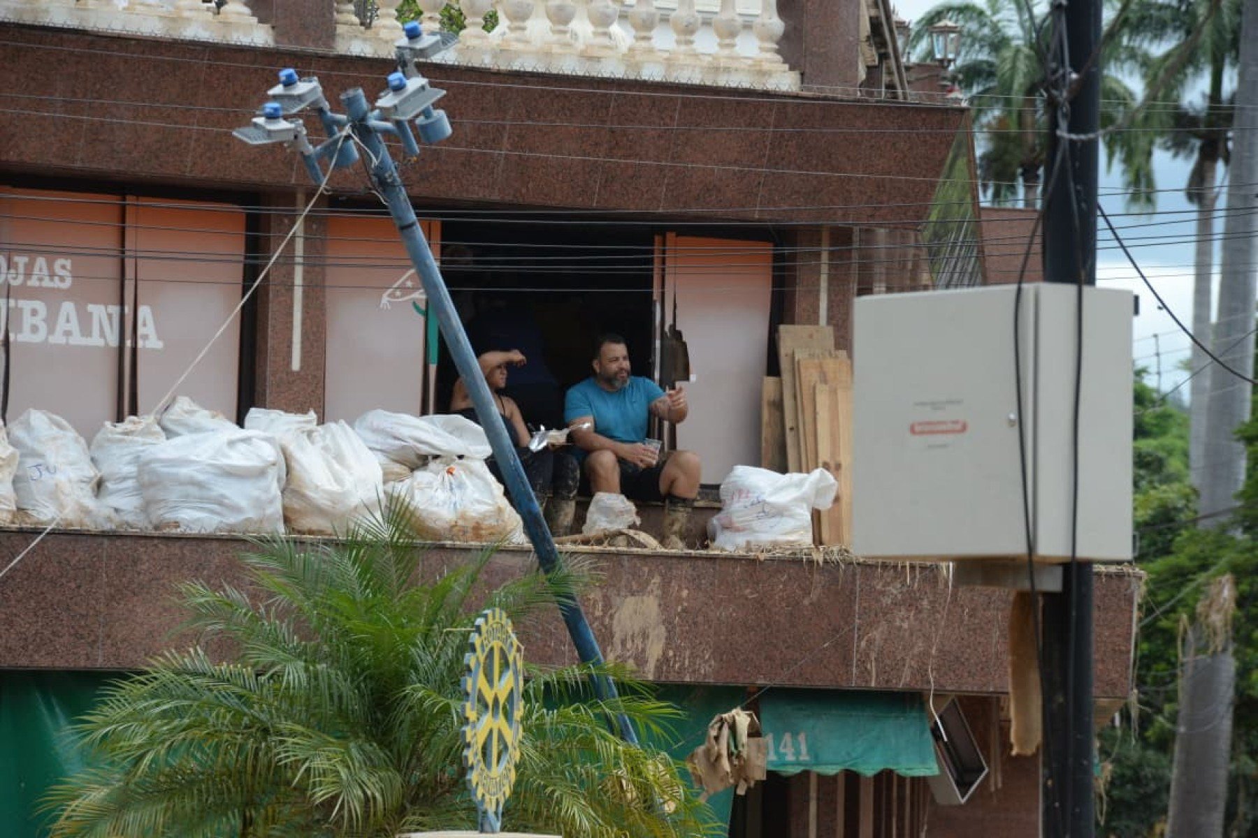 As fortes chuvas que atingiram a cidade na segunda-feira (23/2) ainda causam transtornos para os moradores da cidade, com ruas destruídas e muita lama 