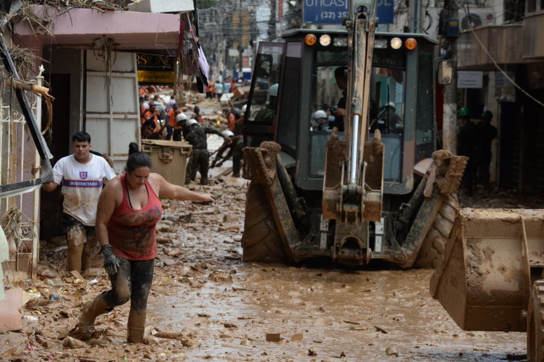As fortes chuvas que atingiram a cidade na segunda-feira (23/2) ainda causam transtornos para os moradores da cidade, com ruas destruídas e muita lama 