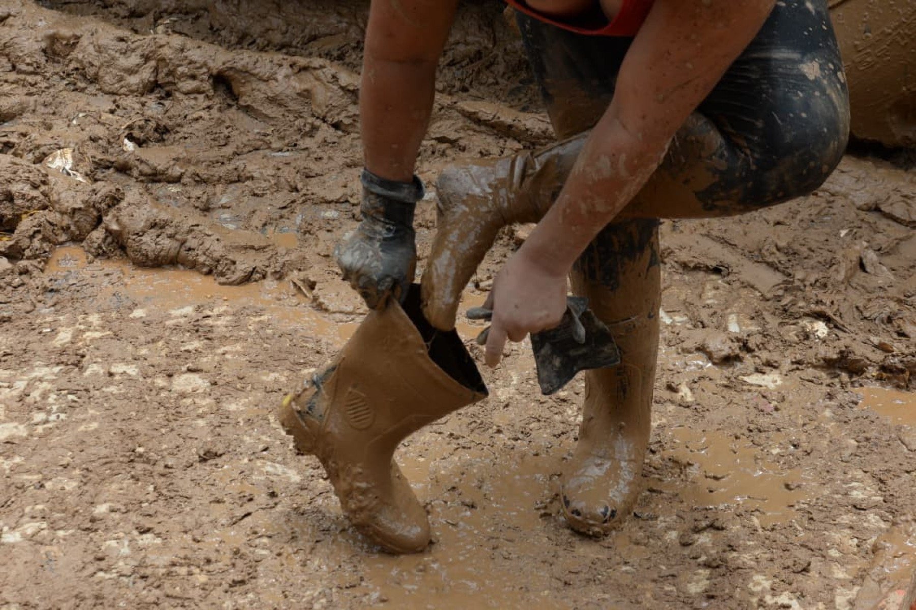 As fortes chuvas que atingiram a cidade na segunda-feira (23/2) ainda causam transtornos para os moradores da cidade, com ruas destruídas e muita lama 