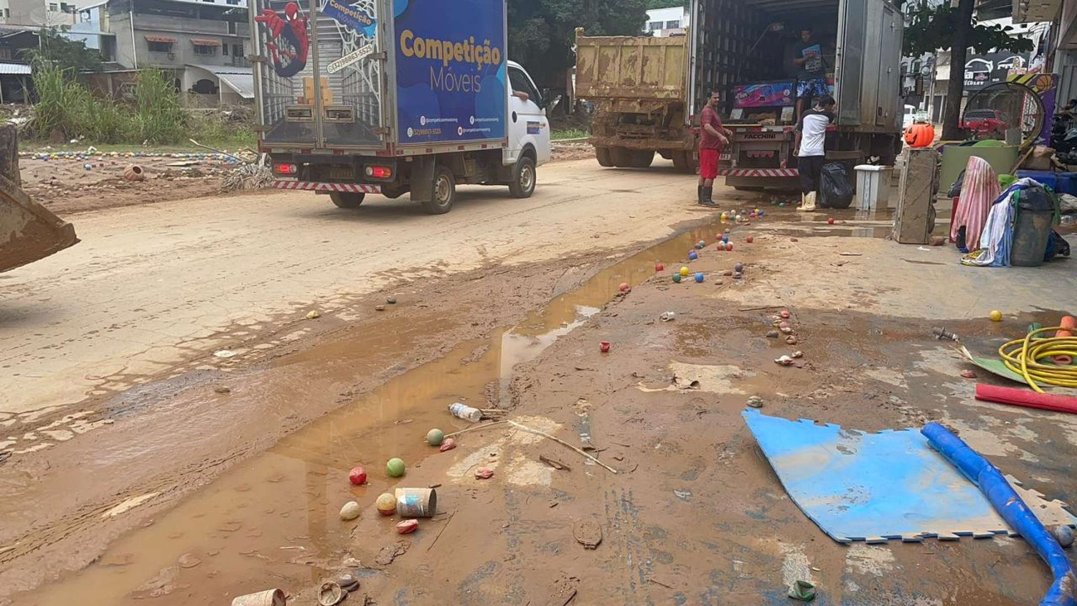 As fortes chuvas que atingiram a cidade na segunda-feira (23/2) ainda causam transtornos para os moradores da cidade, com ruas destruídas e muita lama 