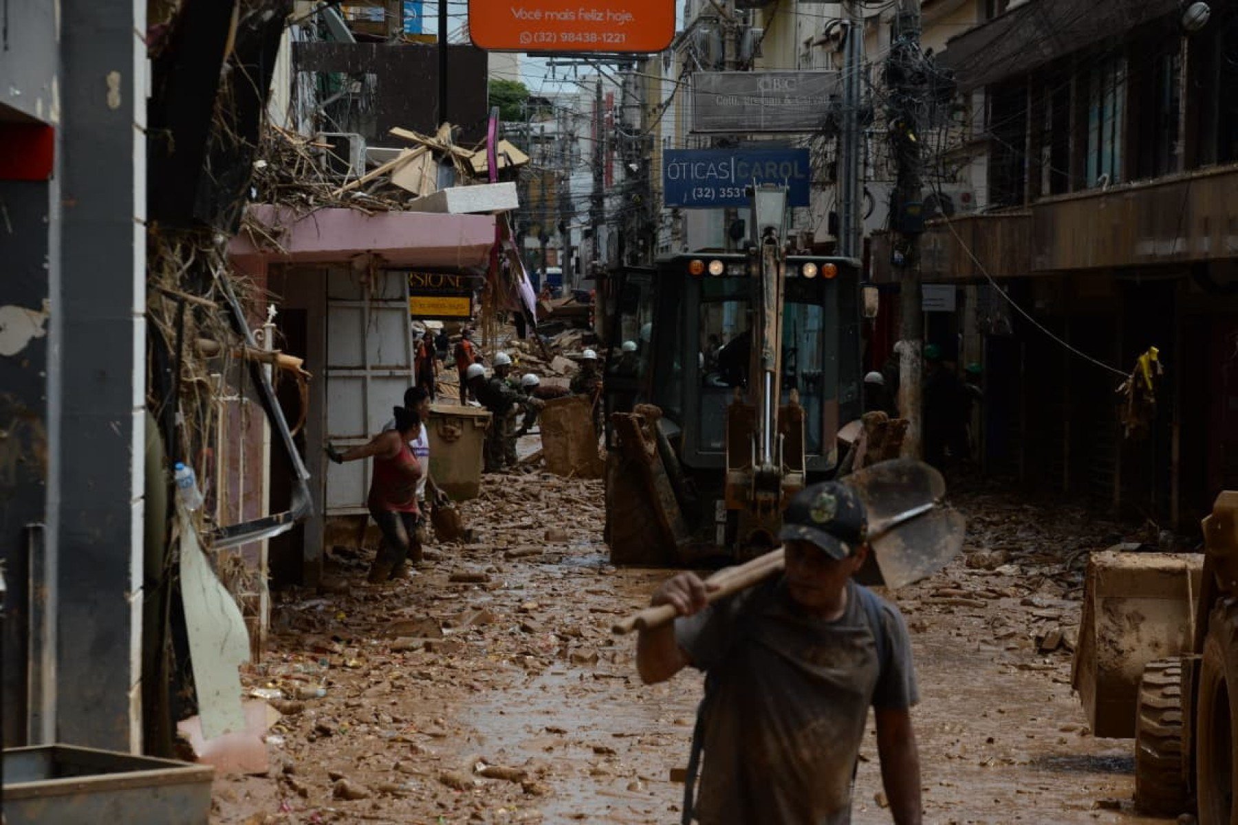 As fortes chuvas que atingiram a cidade na segunda-feira (23/2) ainda causam transtornos para os moradores da cidade, com ruas destruídas e muita lama 