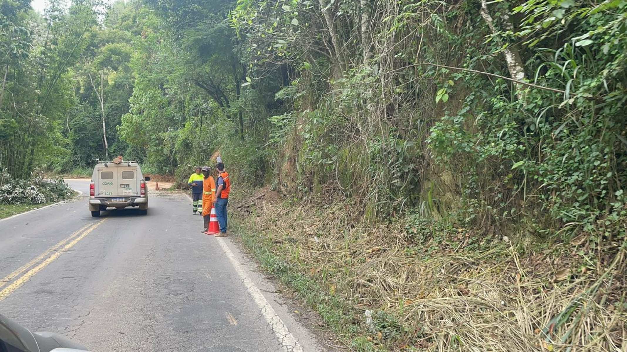 As chuvas também causaram queda de barreiras nas estradas 