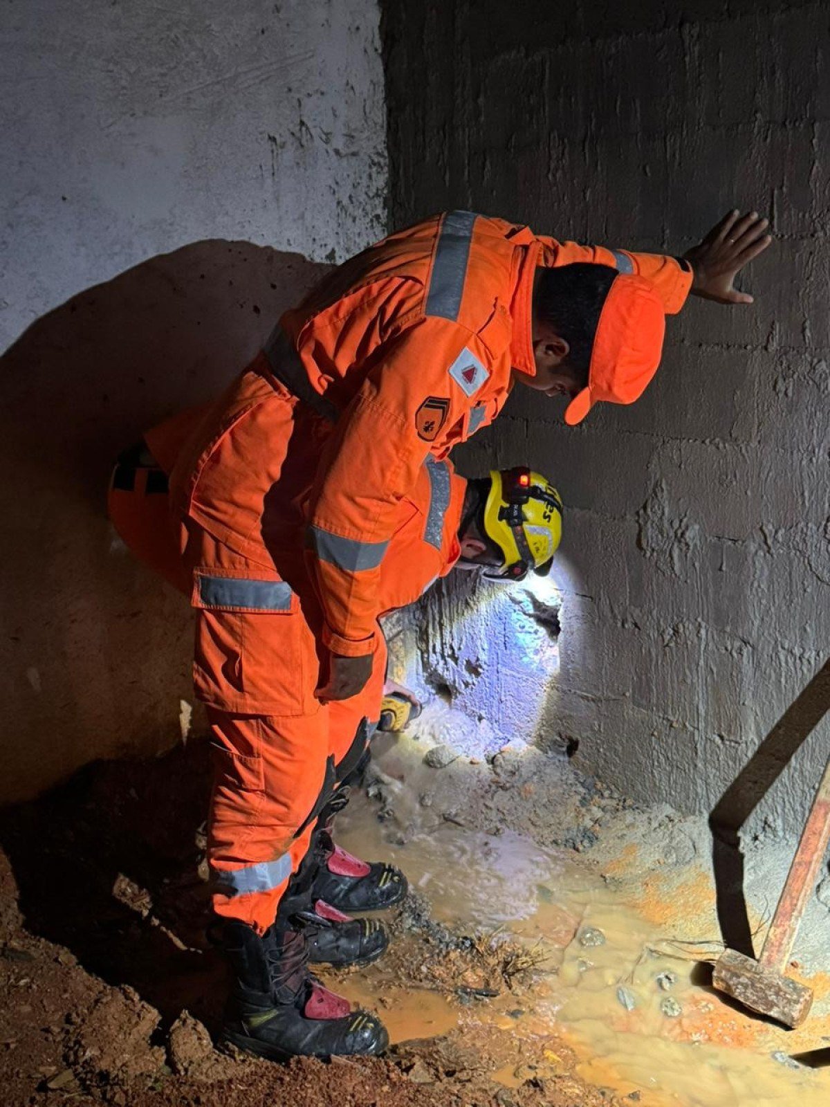 No bairro Residencial Monte Belo, houve um alagamento entre resid&ecirc;ncias e foi necess&aacute;rio fazer aberturas em um muro de arrimo para provocar escoamento da &aacute;gua