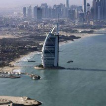 Hotel de luxo em chamas e aeroportos atingidos; Emirados veem segurança abalada - Reprodução X