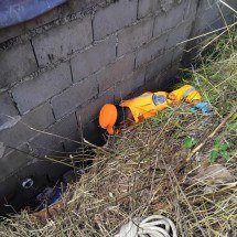 Idoso de 94 anos, preso entre barranco e muro, é resgatado por bombeiros  - CBMMG/Divulgação 