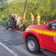 Jovem de 23 anos morre carbonizado após carro bater em poste em Ipatinga - Reprodução/CBMMG
