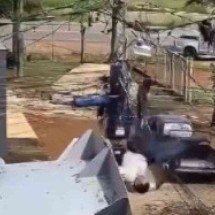 MG: funcionário fica pendurado em fios ao tentar abrir caminho para carreta - Reprodução/Redes Sociais