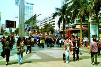 China tenta frear queda populacional com curso de ‘educação amorosa’