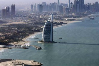 Construído em 1999, o arranha-céu Burj Al Arab, em Dubai, tem formato de vela e é descrito como o único hotel 'sete estrelas' do mundo -  (crédito: Reprodução X)