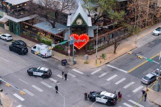 Membros do FBI e da polícia local patrulham e conduzem uma investigação após um tiroteio em massa em frente ao bar Buford's, em Austin, no Texas -  (crédito: BRANDON BELL/AFP)