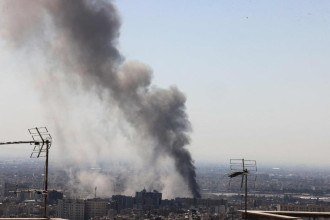 Uma coluna de fumaça se eleva após relatos de explosões em Teerã na manhã deste domingo (1/3) -  (crédito: ATTA KENARE / AFP)