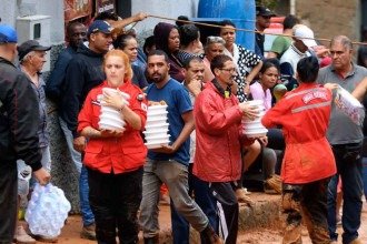 Brigadistas e voluntários carregam marmitas e fardos de água mineral durante trabalhos de buscas no Bairro Parque
Burnier, um dos mais atingidos na cidade polo da zona da mata: solidariedade é o primeiro suporte para a recuperação -  (crédito: Leonardo Costa/Tribuna de Minas)