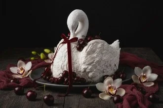 Inteiro moldado em suspiro, o cisne de açúcar materializa o olhar artístico de Adriane Toledo, da Suspirô, para a confeitaria -  (crédito: Suspirô/Divulgação)