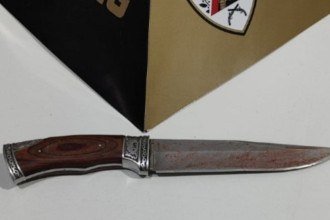 A faca utilizada na briga foi apreendida pela Polícia Militar. Segundo a ocorrência, a arma branca foi entregue aos militares pela esposa do suspeito -  (crédito: Reprodução/PMMG)