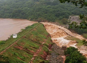 A barragem do Rio Lages se rompeu parcialmente, na manhã deste domingo (1º/3), após fortes chuvas atingirem a Região Norte de Minas  -  (crédito: Reprodução/redes sociais )