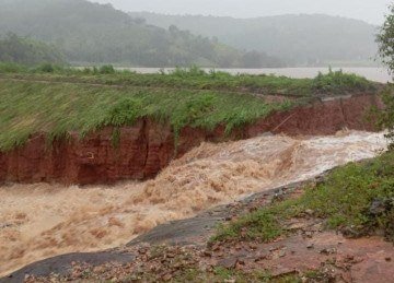 Barragem do Rio das Lajes teve rompimento parcial em Porteirinha -  (crédito: Adão Custódio/divulgação)