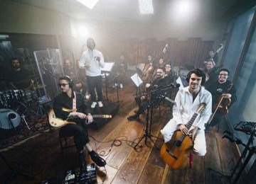 Zé Ibarra (à dir.) foi o convidado de uma das  NT Sessions, na semana passada; encontros serão divulgados em rede social e darão origem a shows no Rio -  (crédito: victor moura/divulgação)