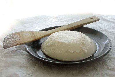 <p>Com o retorno de práticas culinárias tradicionais, a banha de porco volta a ganhar espaço nas cozinhas brasileiras, impulsionada por chefs e consumidores que buscam sabor e alternativas menos processadas que o óleo vegetal industrializado.</p>
 -  (crédito:  Peter G Werner/Wikimédia Commons)