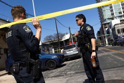 Police officers work at the scene after a deadly mass shooting outside Buford's, a popular roadhouse-style bar in Austin, Texas, U.S., March 1, 2026. REUTERS/Nuri Vallbona ORG XMIT: GGG-AUS100 -  (crédito: REUTERS/Nuri Vallbona)
